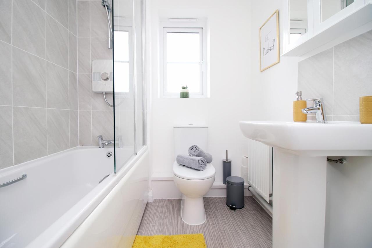 No 43 Stadium Views By Ssw - 2Br, Parking, Sleeps 4, 3Min Walk To Stadium, 10Min Drive To City Centre, Marina And Close To M4 Morriston Экстерьер фото